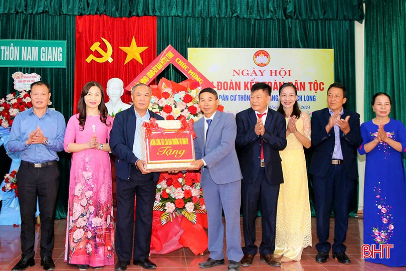 Trưởng ban Tổ chức Tỉnh ủy Võ Hồng Hải và các đồng chí đoàn công tác của tỉnh...