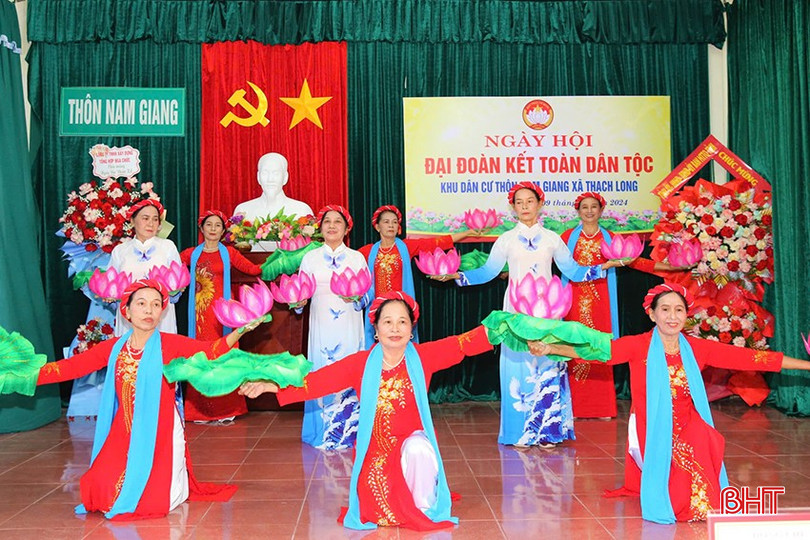 Chương trình văn nghệ tại ngày hội.