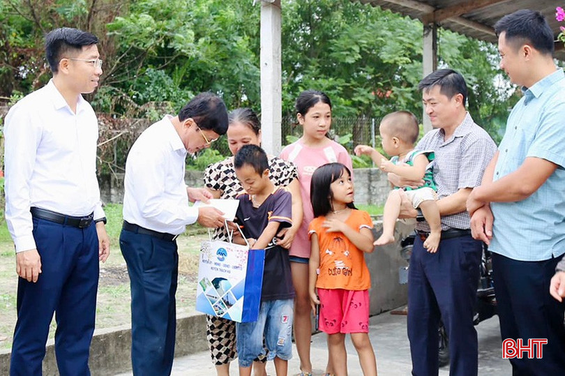 Phó Bí thư Thường trực Huyện ủy Nguyễn Văn Thắng trao quà cho trẻ em tại xã Đỉnh Bàn.