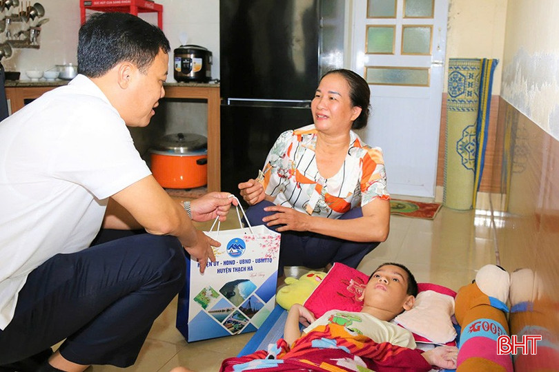 Chủ tịch UBND huyện Thạch Hà tặng quà cho em nhỏ có hoàn cảnh khó khăn.