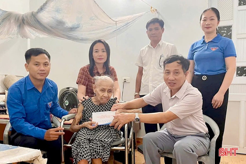 Anh Tô Xuân Hiếu (SN 1991) - Phó Chủ tịch Ủy ban MTTQ xã, Bí thư Đoàn xã, Chủ tịch Hội LHTN xã Lộc Hà say mê với các hoạt động thiện nguyện.