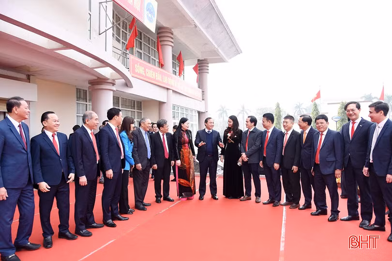 Bí thư Tỉnh ủy Hoàng Trung Dũng trò chuyện với cán bộ Thạch Hà trong ngày công bố Nghị quyết của Ủy ban Thường vụ Quốc hội (1/1/2025).