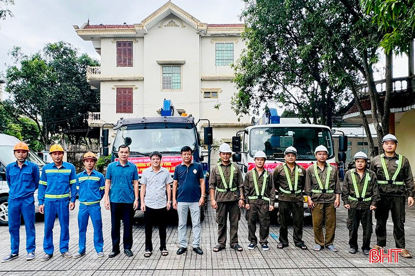 Các công ty huy động nhân lực, phương tiện hỗ trợ Hà Tĩnh khắc phục hậu quả sau bão.