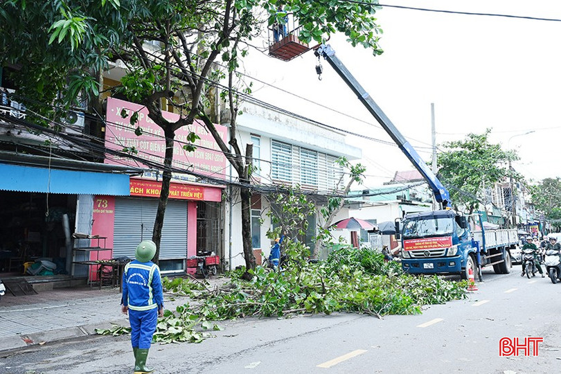 Các đơn vị tập trung cắt tỉa cành, cây gãy đổ trên các tuyến đường tại phường Thành Sen.