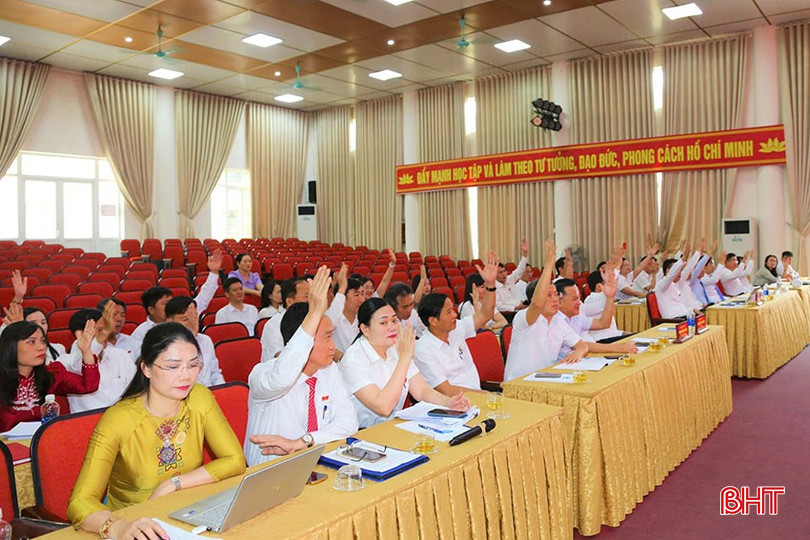 Đại biểu biểu quyết thông qua nghị quyết.