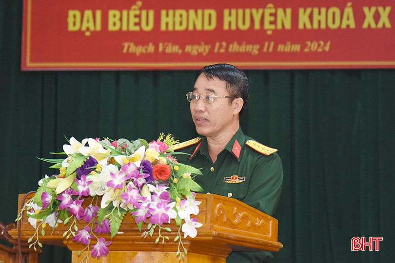 Đại tá Mai Ngọc Việt - Phó Chính ủy Bộ CHQS tỉnh báo cáo dự kiến những nội dung chủ yếu kỳ họp cuối năm 2024 của HĐND tỉnh khóa XVIII.