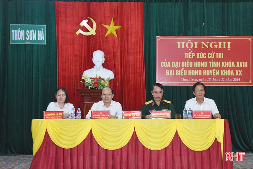 Chủ trì hội nghị.