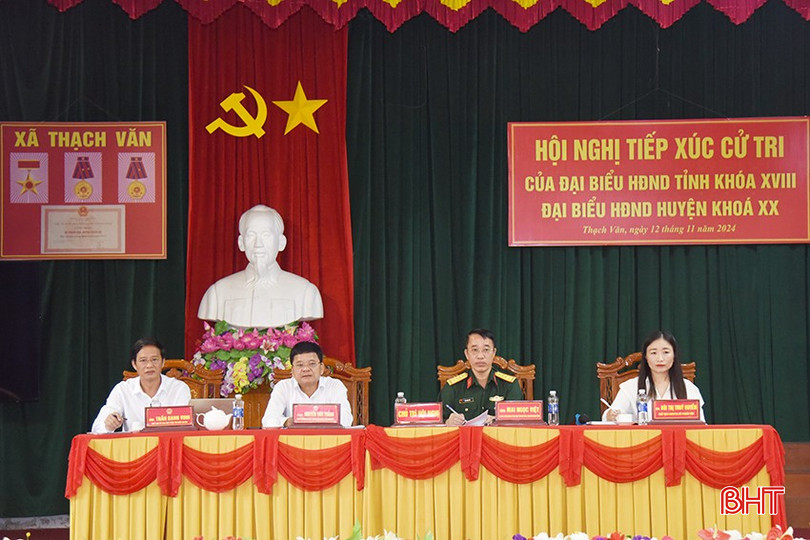 Chủ trì hội nghị.