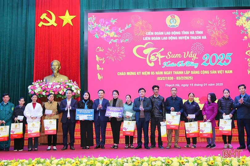 Lãnh đạo LĐLĐ tỉnh, huyện Thạch Hà tặng quà cho các đoàn viên.