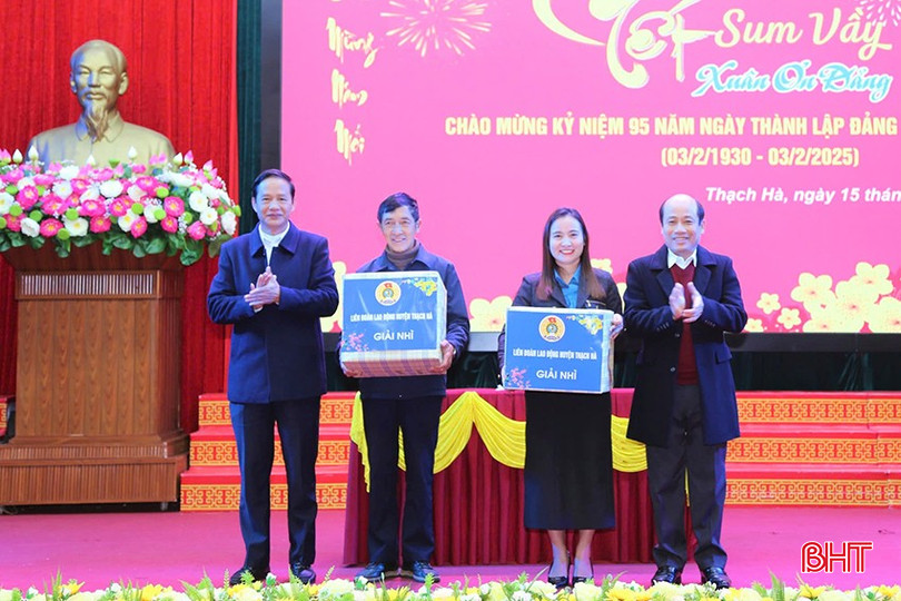 Lãnh đạo huyện Thạch Hà trao các phần quà tại chương trình bốc thăm trúng thưởng.