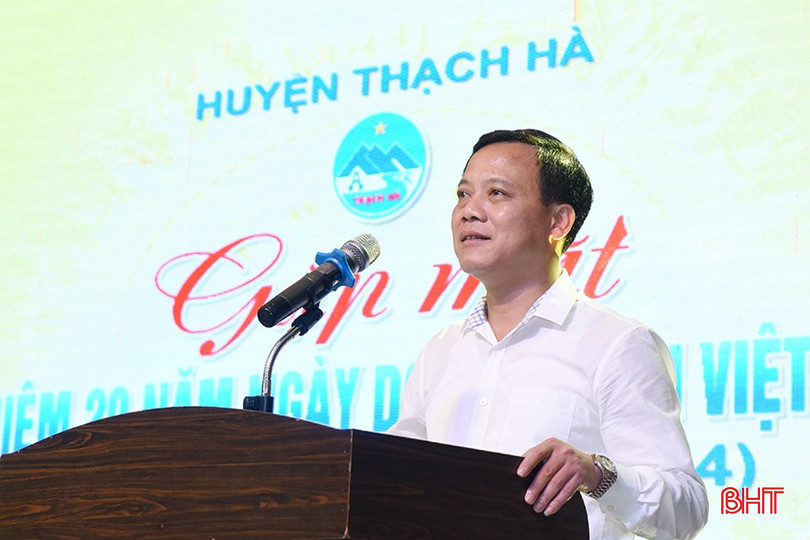 Chủ tịch UBND huyện Nguyễn Văn Khoa chúc mừng doanh nghiệp.