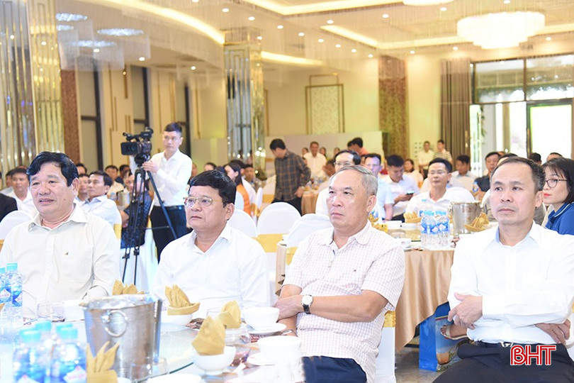 Trưởng ban Tổ chức Tỉnh ủy Võ Hồng Hải và các đại biểu dự chương trình.