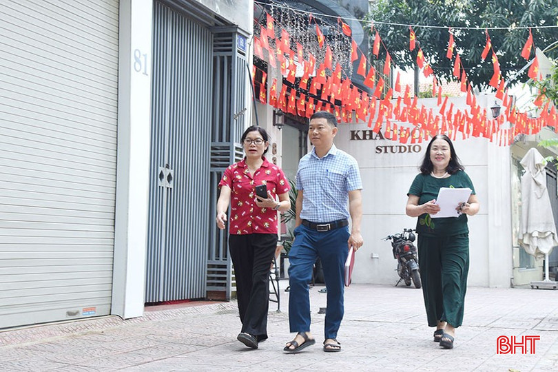 Cán bộ tổ dân phố 1, phường Nam Hà, TP Hà Tĩnh đến tận nhà phát phiếu cho người dân.