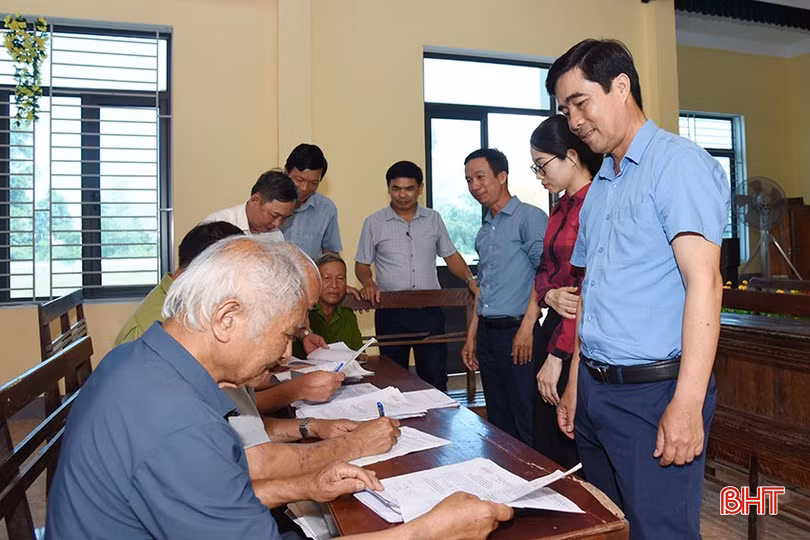 Sắp xếp ĐVHC là một trong những nội dung chính của dự thảo nghị quyết sửa đổi Hiến pháp (Ảnh: Đoàn công tác Sở Nội vụ chỉ đạo thực hiện lấy ý kiến Nhân dân về sắp xếp ĐVHC cấp xã tại xã Tân Lâm Hương, TP Hà Tĩnh).