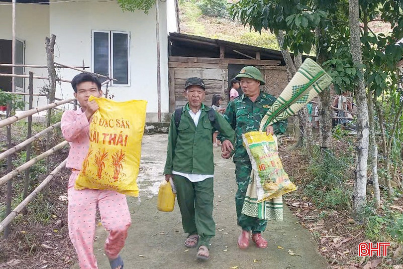 Được chính quyền địa phương, bộ đội biên phòng và các tổ chức chính trị - xã hội kêu gọi, tuyên truyền, các hộ dân đồng ý và khẩn trương phối hợp di chuyển về nơi an toàn hơn.