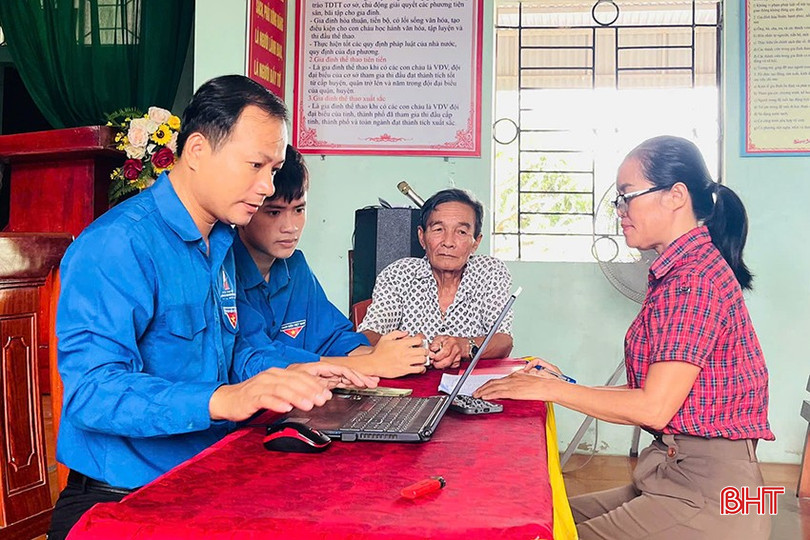 Người dân xã Mai Phụ cũng đang đến các nhà văn hóa thôn nhận tiền quà 2/9. Mỗi phần quà 100.000 đồng tiền mặt được trao tận tay bà con.