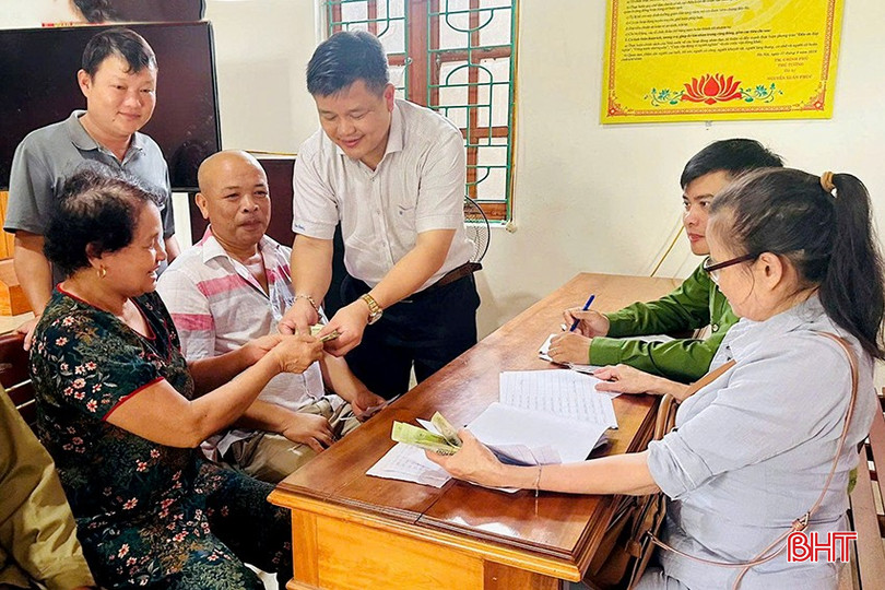 Xã Hương Khê có tổng 7.985 hộ với 30.366 khẩu nhận quà dịp ngày 2/9. Trong đó, 489 hộ/1.887 nhân khẩu nhận tiền qua hình thức chuyển khoản, số còn lại nhận tiền mặt tại nhà văn hóa thôn.