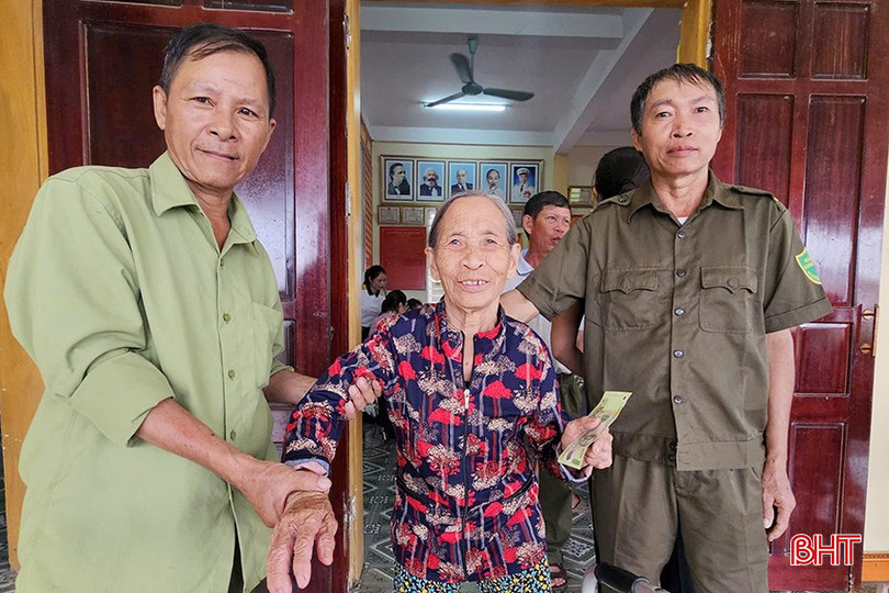 Sáng nay, người dân xã Cổ Đạm đã đến 33 điểm nhà văn hóa thôn để nhận tiền quà 2/9.