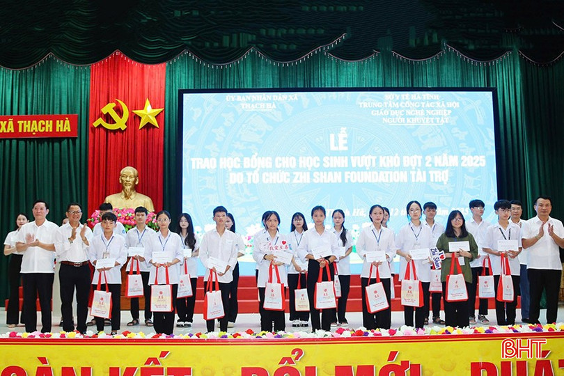Ban tổ chức trao quà cho các em học sinh.
