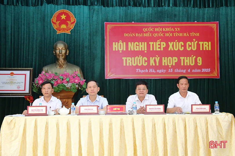Các ông: Trần Đình Gia - Phó Trưởng đoàn chuyên trách Đoàn ĐBQH tỉnh; Nguyễn Văn Thắng - Phó Bí thư Thường trực Huyện ủy, Chủ tịch HĐND huyện; Trần Danh Vinh - Chủ tịch Ủy ban MTTQ huyện; Nguyễn Hồng Sơn - Bí thư Đảng ủy, Chủ tịch HĐND xã Việt Tiến chủ trì hội nghị.