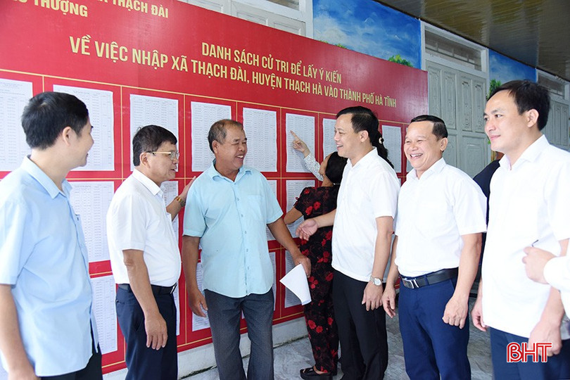 Lãnh đạo huyện Thạch Hà trò chuyện với cử tri thôn Bắc Thượng, xã Thạch Đài.