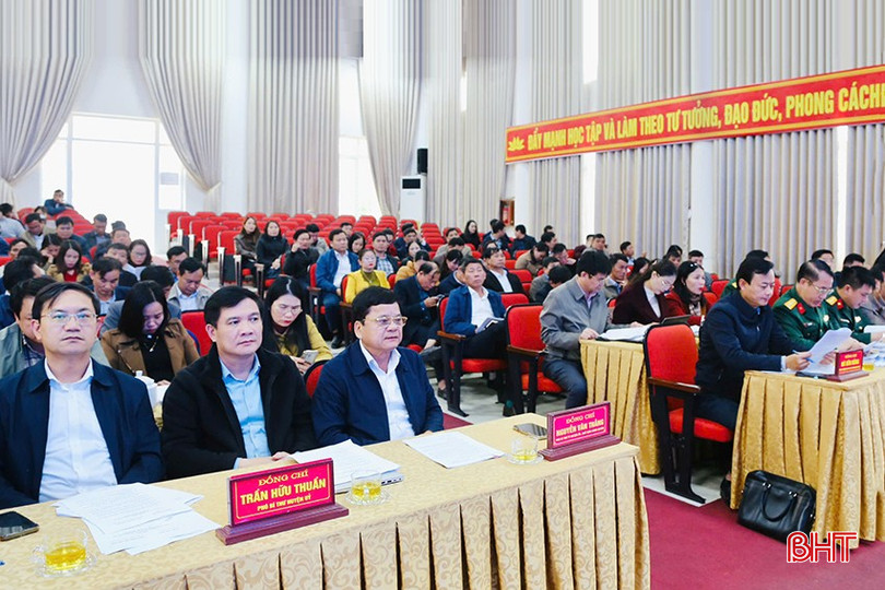 Đồng chí Hà Văn Hùng - Trưởng ban Tuyên giáo và Dân vận Tỉnh ủy và các đại biểu dự hội nghị.