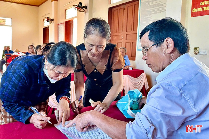 Xã Thạch Khê có 17.500 nhân khẩu ở 20 thôn. Người dân các thôn đã được thông báo đến nhà văn hóa thôn nhận quà từ 14h30 chiều nay.