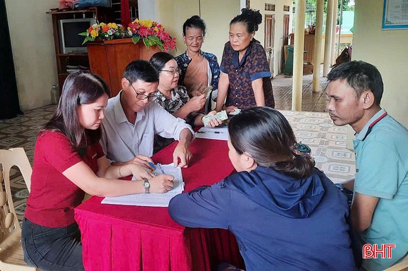 Để kịp thời gửi quà của Đảng, Nhà nước đến tận tay người dân, ở nhiều địa phương tiến hành trao quà cả buổi tối. (Trong ảnh: người dân xã Mai Hoa nhận quà 2/9 tại nhà văn hóa thôn).