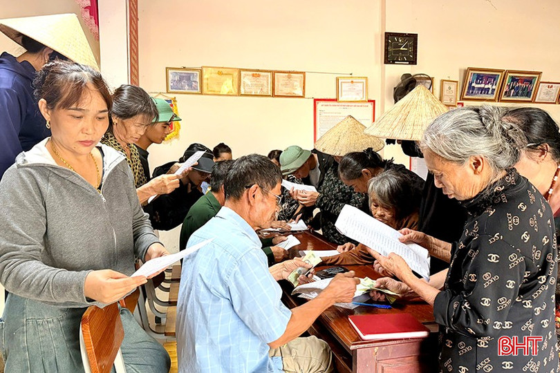 Tại xã Toàn Lưu, ngoài gần 18.000 người dân nhận quà trực tiếp, toàn xã còn có hơn 700 người nhận quà qua ứng dụng định danh điện tử - VneID.