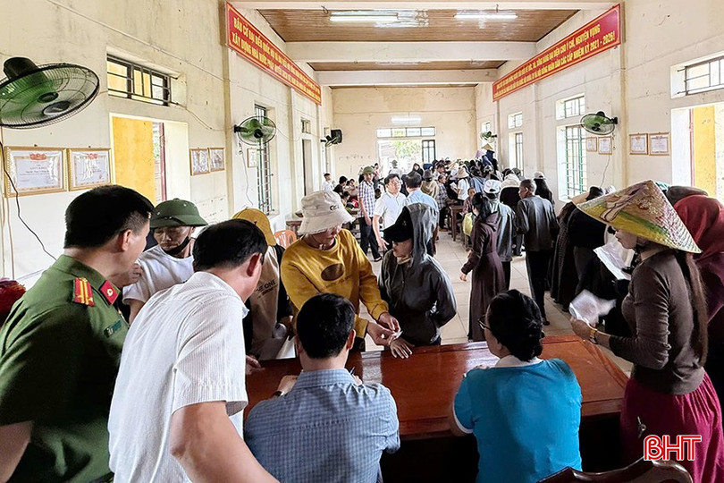100% cán bộ các phường chia thành các tổ trao quà Tết Độc lập tại nhà văn hóa tổ dân phố trên địa bàn.