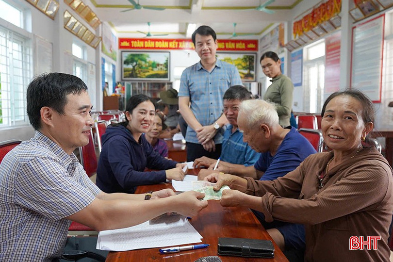 Xã Tiên Điền quyết tâm trong ngày 31/8 hoàn thành cấp phát tiền.