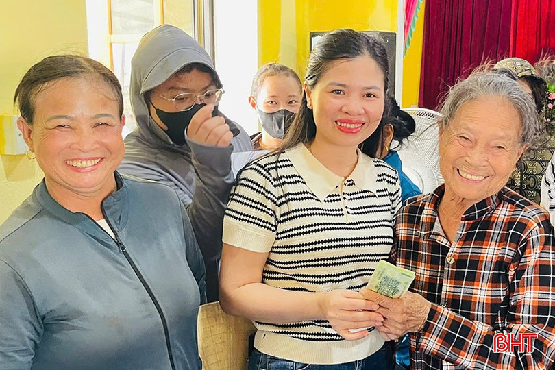 Cũng như người dân các xã, phường trong toàn tỉnh, người dân phường Hải Ninh phấn khởi đón nhận món quà đặc biệt trong dịp 80 năm Quốc khánh. Được biết, toàn phường có 20.490 nhân khẩu nhận tiền quà dịp này.