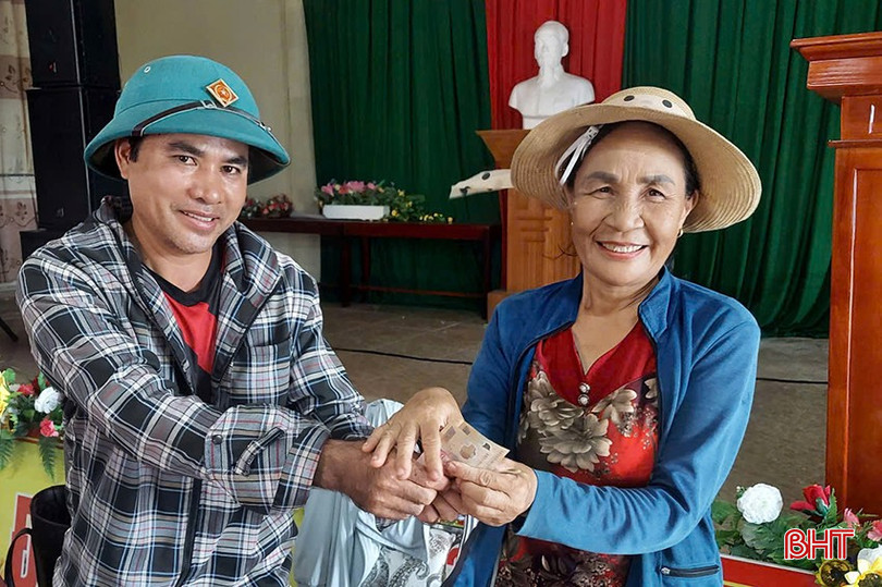 Người dân xã Đồng Tiến cũng đã bắt đầu nhận tiền quà 2/9 từ chiều nay. Trên địa bàn có hơn 18.000 người dân nhận quà trực tiếp tại các nhà văn hóa thôn.