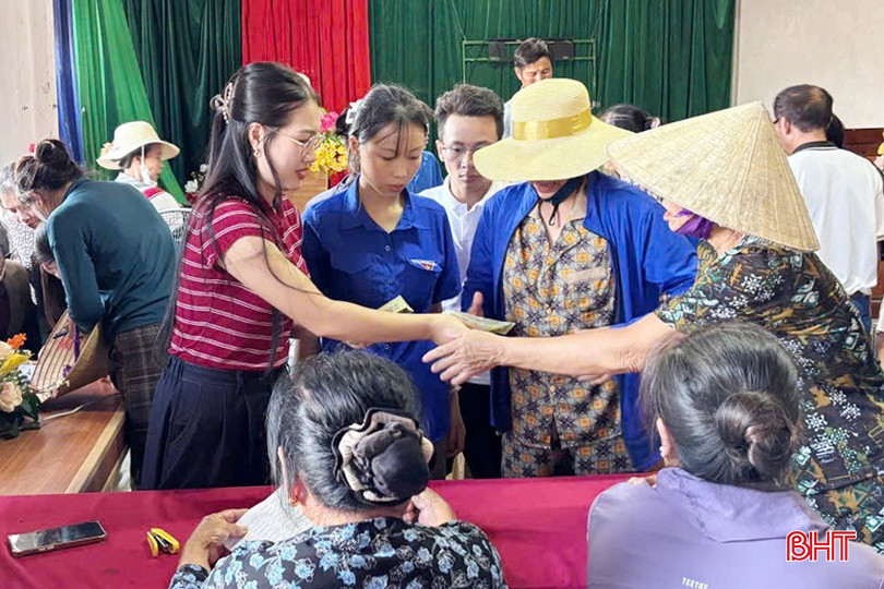 Người dân xã Thiên Cầm đang được nhận quà 2/9 tại các nhà văn hóa thôn. Với hơn 33.000 người dân, xã dự kiến hoàn thành cấp phát tiền muộn nhất vào tối 1/9.
