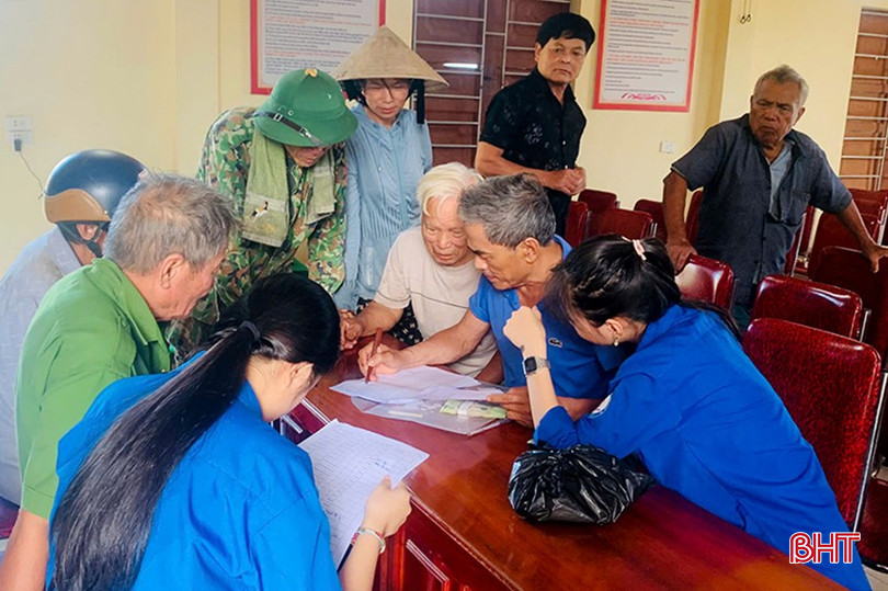 Để việc cấp phát tiền quà nhanh chóng, thuận lợi và đảm bảo đúng người, ngoài cán bộ xã, thôn, lực lượng cán bộ đoàn cũng đã được huy động để hỗ trợ. (Trong ảnh: điểm phát quà 2/9 tại xã Cẩm Duệ).