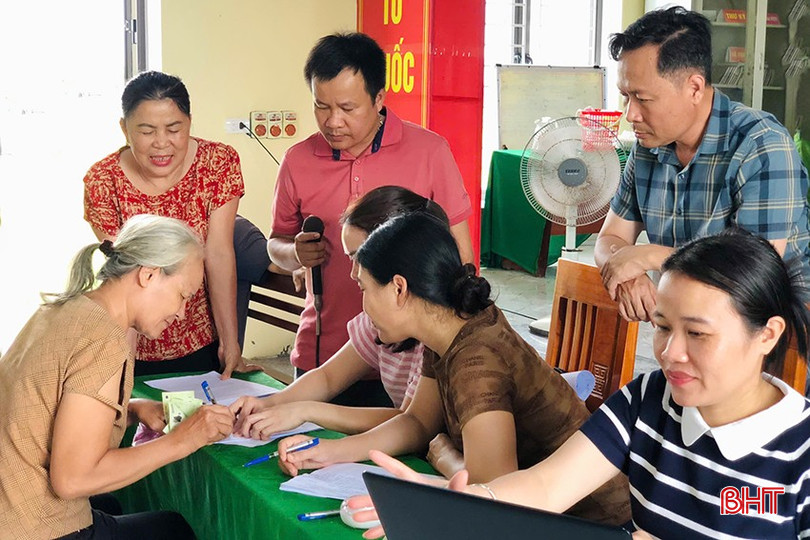 Tại xã Thạch Hà, bắt đầu từ chiều nay, người dân ở 31 tổ dân phố đã đến các nhà văn hóa trên địa bàn nhận tiền quà 2/9 của Đảng, Nhà nước. Với hơn 31.000 người dân, xã Thạch Hà phấn đấu hoàn thành nhiệm vụ này trong ngày 1/9.