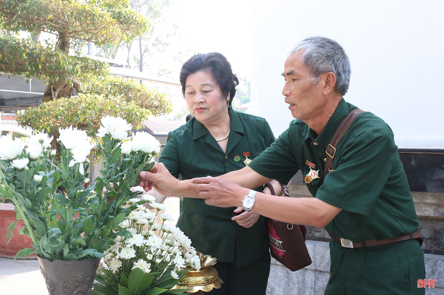 bqbht_br_nhung-nguoi-cuu-chien-binh-lang-le-thap-huong-dang-hoa-truoc-phan-mo-cua-10-nu-liet-si-thanh-nien-xung-phong-1.jpg