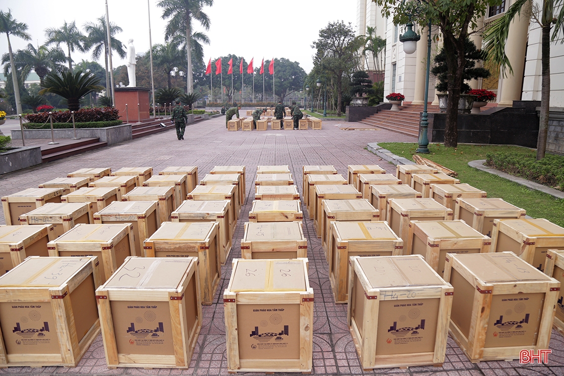 “Trận địa” pháo hoa tại TP Hà Tĩnh trước giờ khai hoả