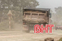 Bụi mù mịt trên đường Hồ Chí Minh qua xã Hương Bình
