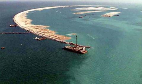 Việc xây dựng các đảo cọ được tiến hành từ 2001. Thợ lặn khảo sát đáy biển và các công nhân dựng một đê chắn sóng hình lưỡi liềm bằng đá. Phần đáy đê chắn sóng là một lớp cát được phủ vải địa kỹ thuật chống nước để tránh xói mòn. Các tảng đá nặng một tấn được đặt lên nền cát. Ảnh: Archirodon. cong cuoc lan bien xay dao khong lo cua dubai