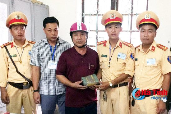 csgt nghi xuan trao tra 450 trieu trong cop xe may nguoi vi pham bo tron