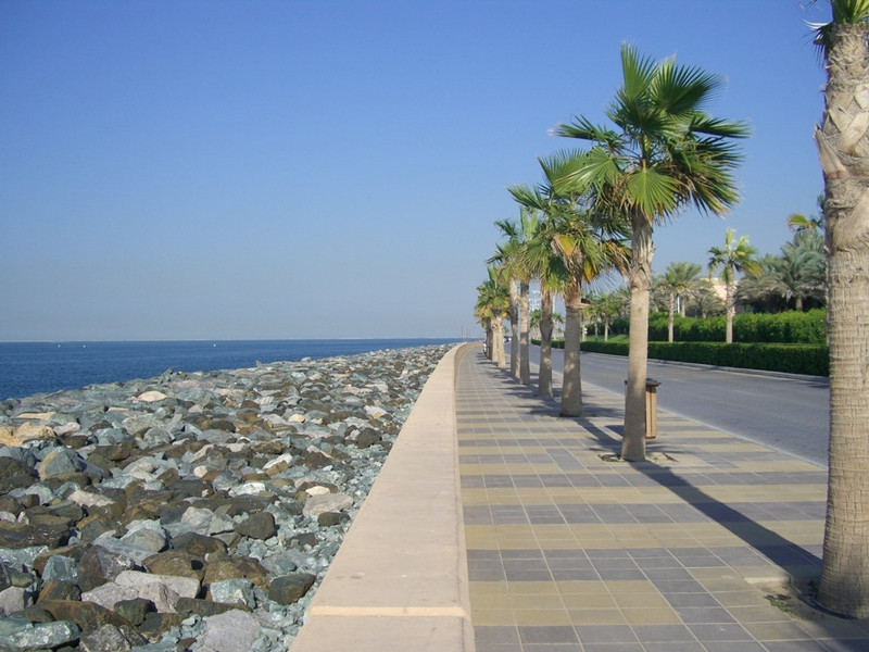 Trên cùng là hai lớp đá tảng, mỗi lớp nặng 6 tấn. Đê chắn sóng sẽ bảo vệ hòn đảo khỏi những cơn bão và thời tiết khắc nghiệp. Ảnh: My Travel Blog. cong cuoc lan bien xay dao khong lo cua dubai