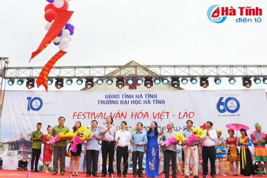 khai mac festival van hoa viet lao tai dai hoc ha tinh