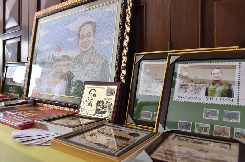 thu tuong du le phat hanh dac biet bo tem buu chinh dai tuong vo nguyen giap