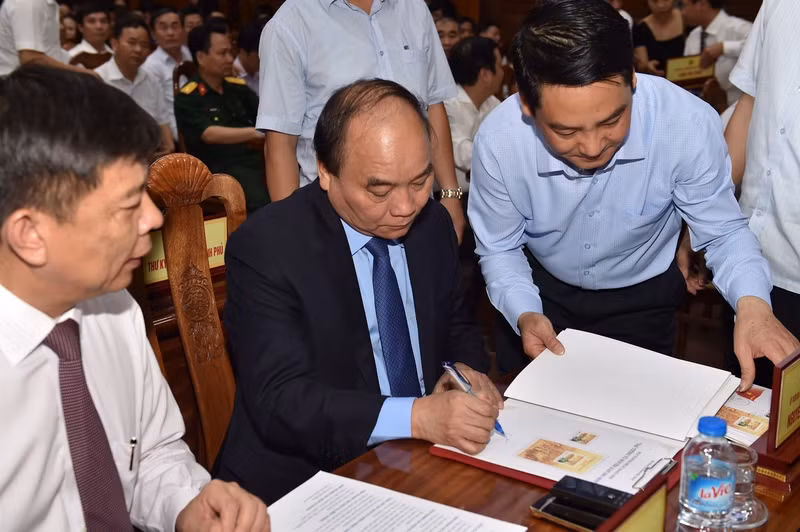 thu tuong du le phat hanh dac biet bo tem buu chinh dai tuong vo nguyen giap