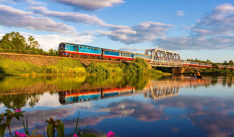 di doc dai dat hinh chu s tren nhung chuyen tau hoa