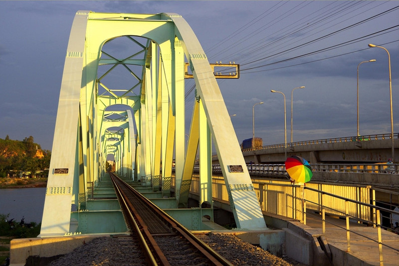 di doc dai dat hinh chu s tren nhung chuyen tau hoa