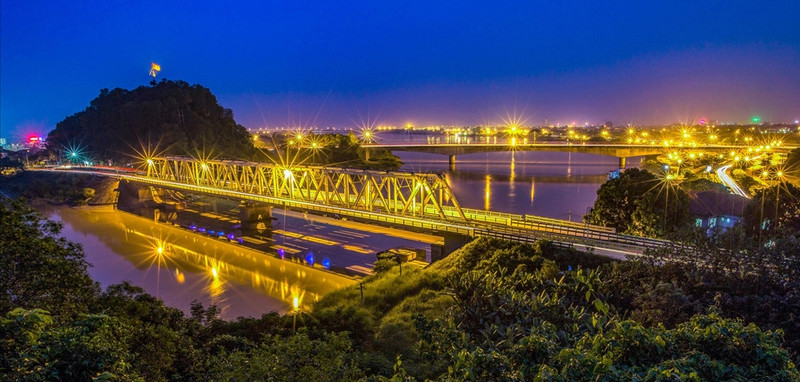 di doc dai dat hinh chu s tren nhung chuyen tau hoa