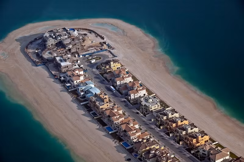 Để tạo hình đúng theo thiết kế, các nhà thầu đã sử dụng hệ thống định vị toàn cầu vi sai (DGPS). Cát được nén vào vị trí và cố định bằng hàng triệu tấn đá. Ảnh: Guiderepublic. cong cuoc lan bien xay dao khong lo cua dubai