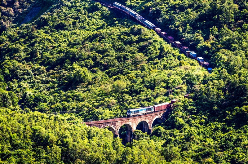 di doc dai dat hinh chu s tren nhung chuyen tau hoa